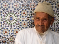 Un marocain assit devant la mosquée 