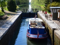 Passage d'un bateau dans une écluse