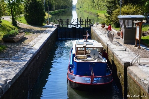 Passage d'un bateau dans une écluse